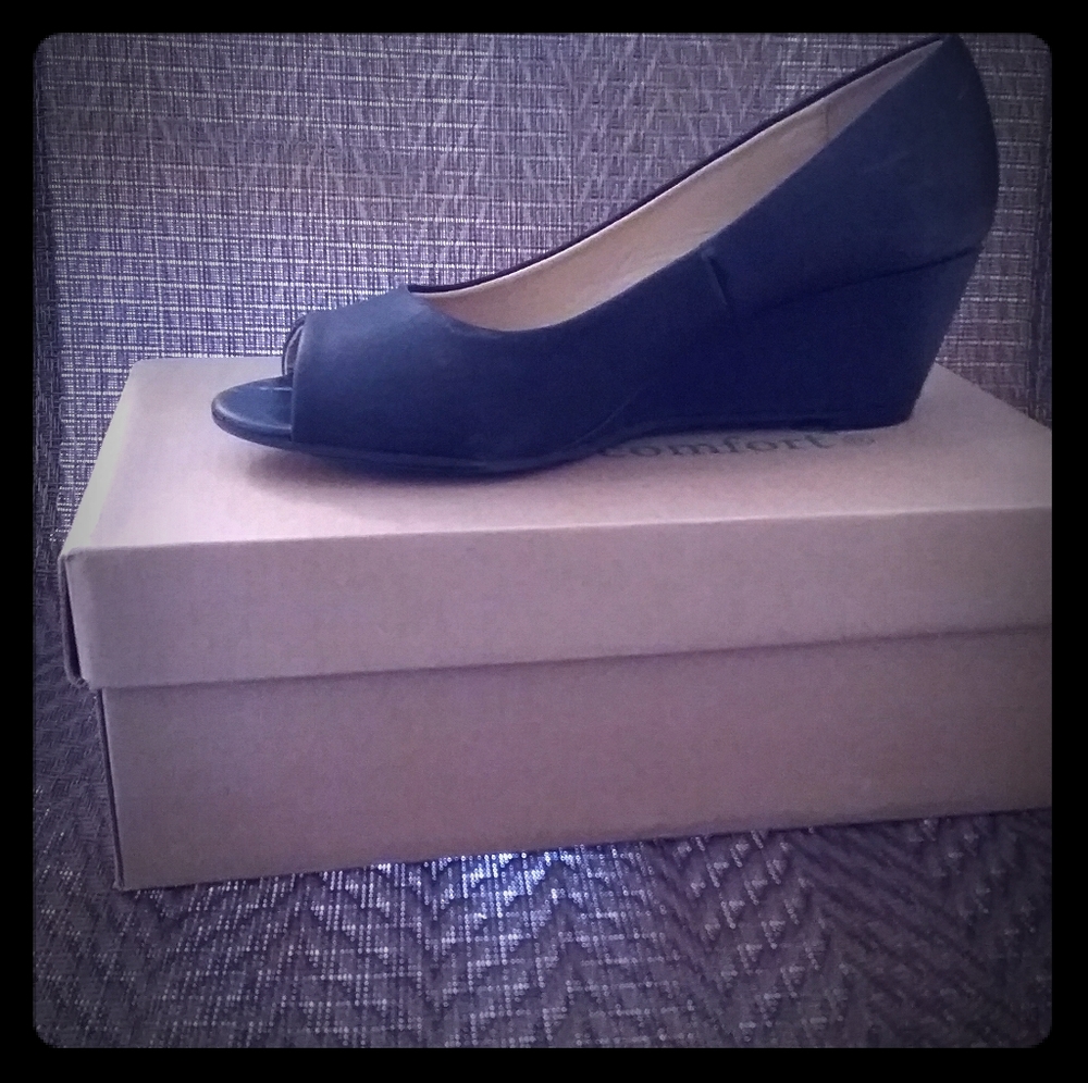 Cleaning out my closet and don't really need them.